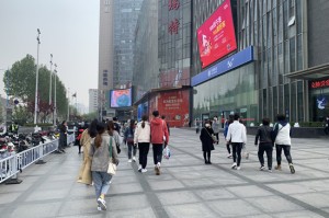 郑州疫情下的商业寒冬，商场闭店背后的经济阵痛与转型契机