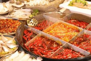 重庆火锅VS成都火锅，麻辣江湖的味觉对决