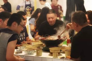 独家探秘重庆这家火锅店为何让本地人排队3小时？揭秘背后的美食密码