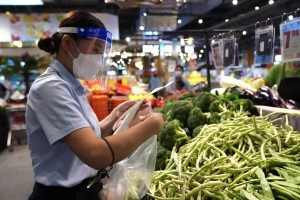 郑州疫情下的超市，城市菜篮子的坚守与挑战