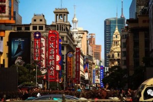 台北南京路，一条承载历史与现代交融的繁华街道