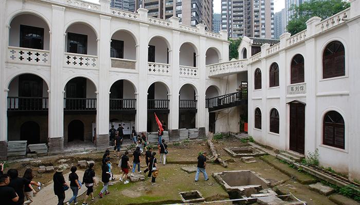 重庆一男子意外发现百年地窖，内藏神秘文物引专家热议