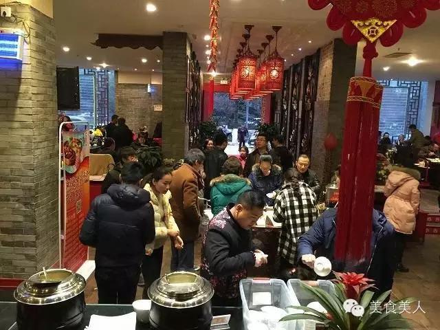 独家探秘重庆这家火锅店为何让本地人排队3小时？揭秘背后的美食密码