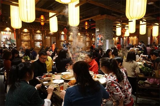独家探秘重庆这家火锅店为何让本地人排队3小时？揭秘背后的美食密码