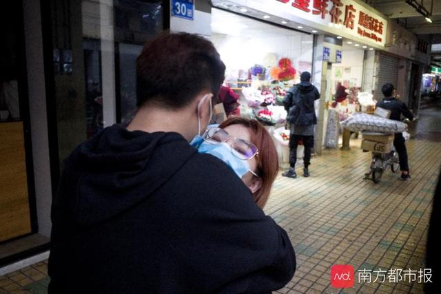 重庆情侣新冠确诊背后，疫情下的爱情考验与城市温度
