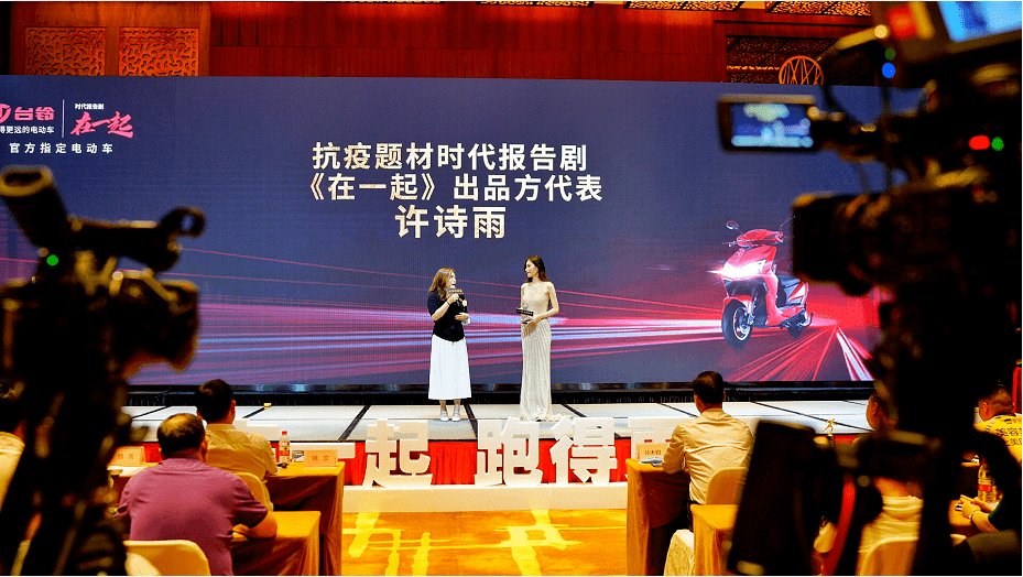重庆卫视抗疫英雄报告会，致敬逆行者，传递中国力量