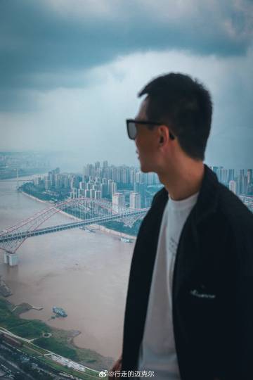 重庆网红小哥哥，山城魅力与数字时代的个人品牌崛起