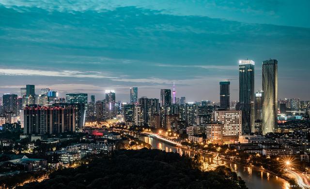 重庆与上海，两座超大城市疫情防控的对比与启示