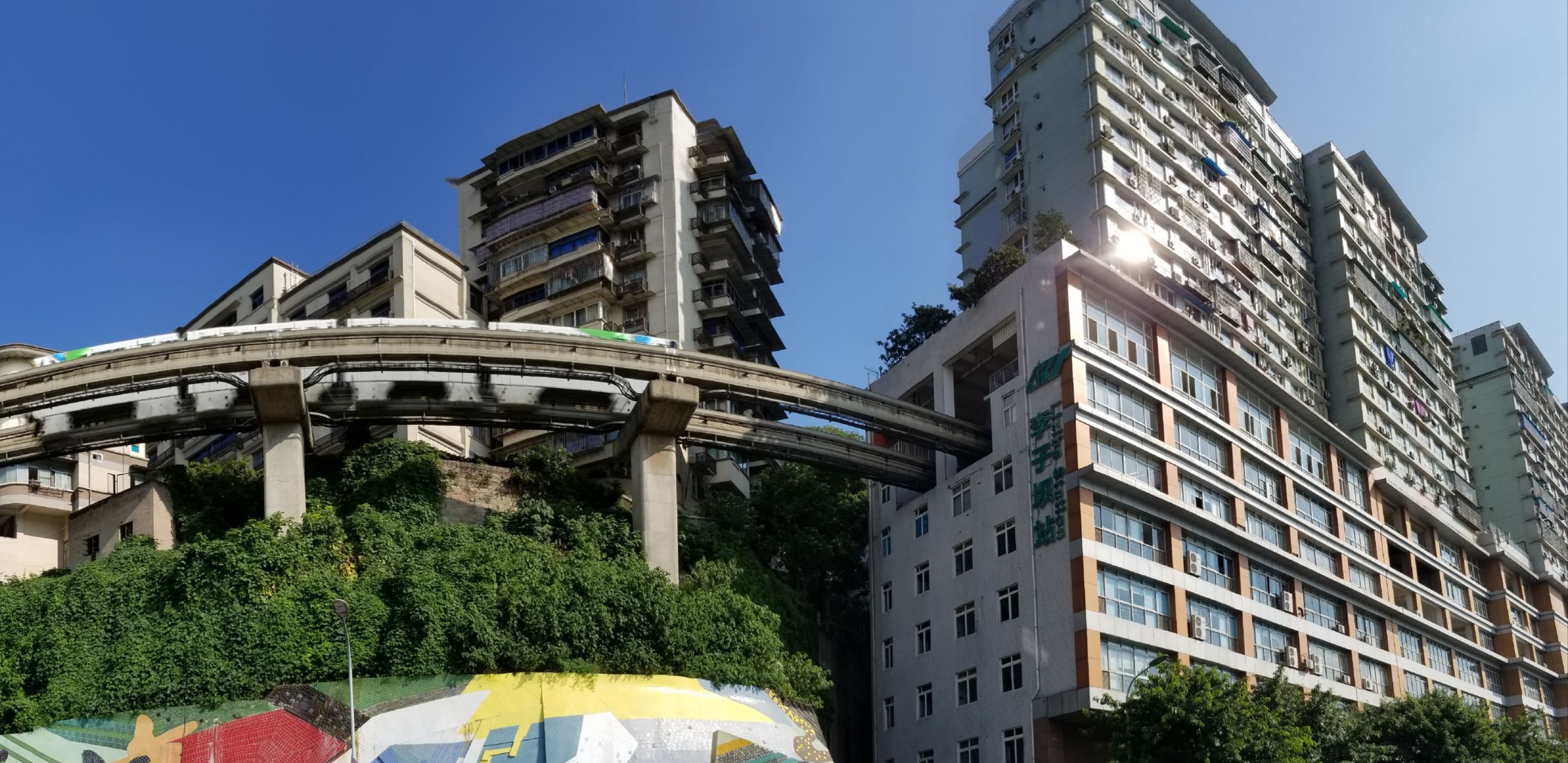 重庆龙湖源著小区环境图，都市绿洲中的品质生活