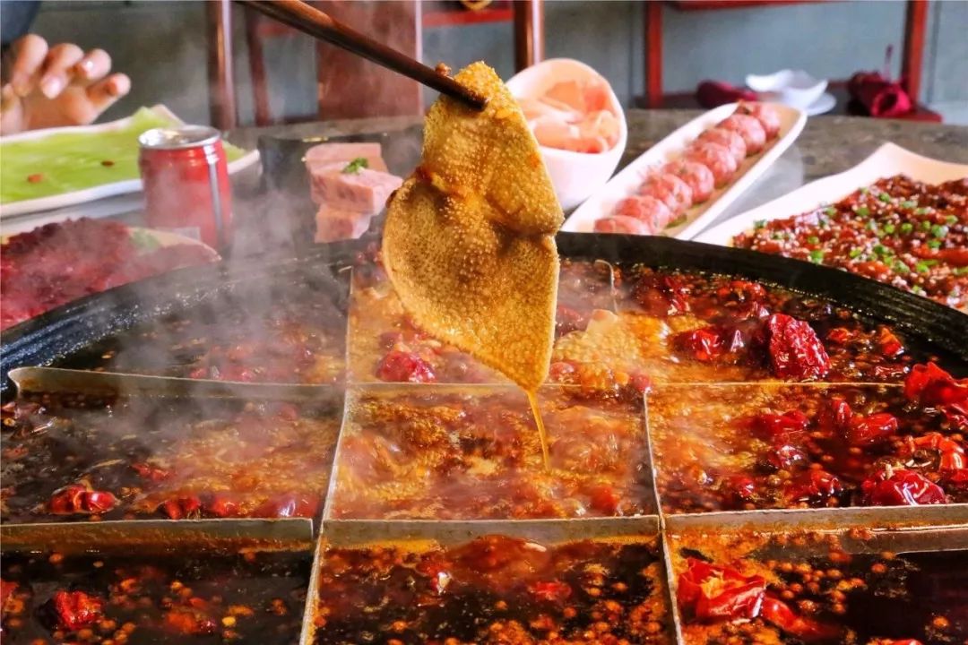 重庆火锅VS武汉火锅，为何重庆的食材更鲜嫩？