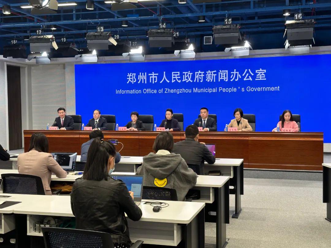 直播郑州疫情发布会，信息透明与公众期待的双重考验