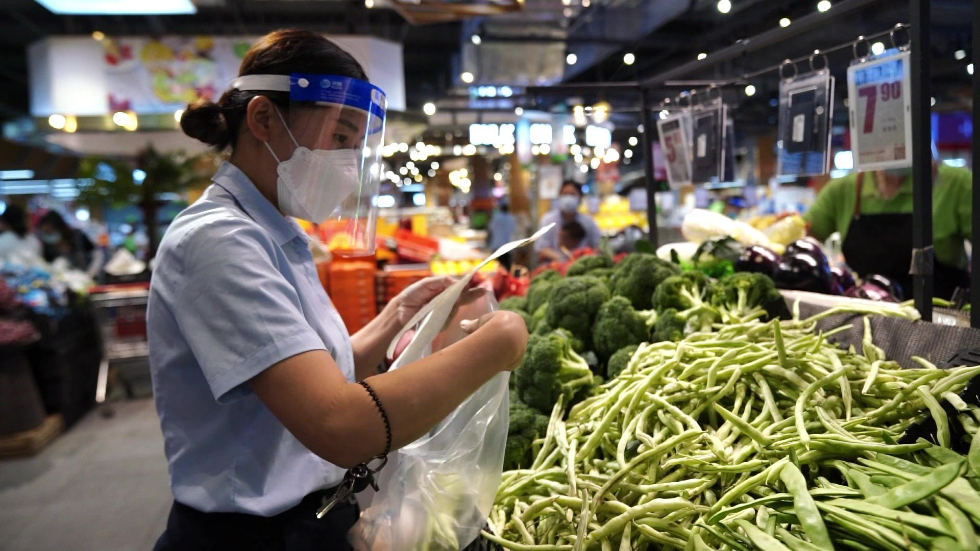 郑州疫情下的超市，城市菜篮子的坚守与挑战