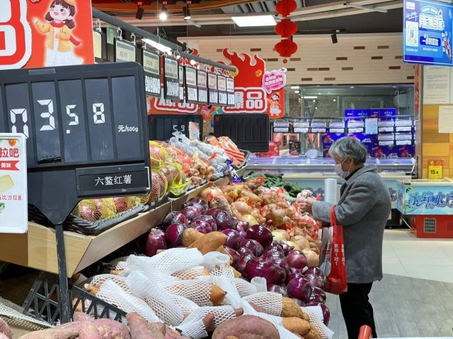 郑州疫情下的超市，城市菜篮子的坚守与挑战