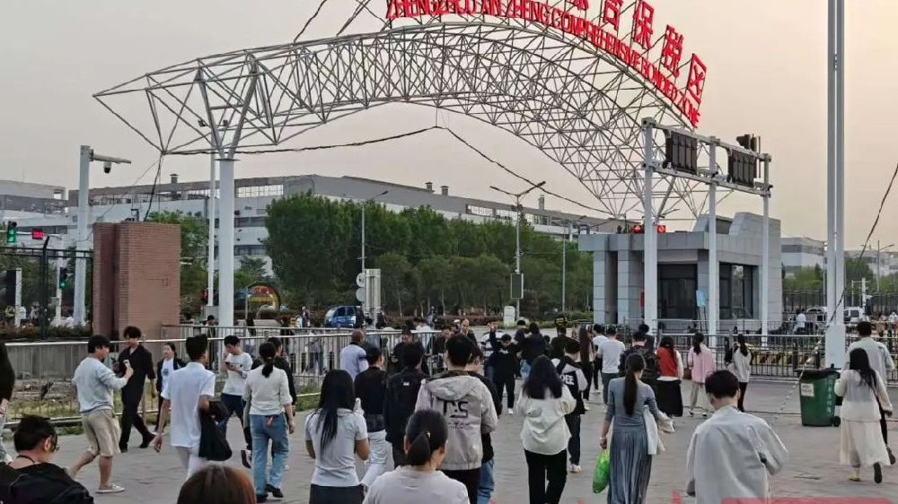 郑州富士康最新消息，突发放假通知引员工热议，背后原因何在？