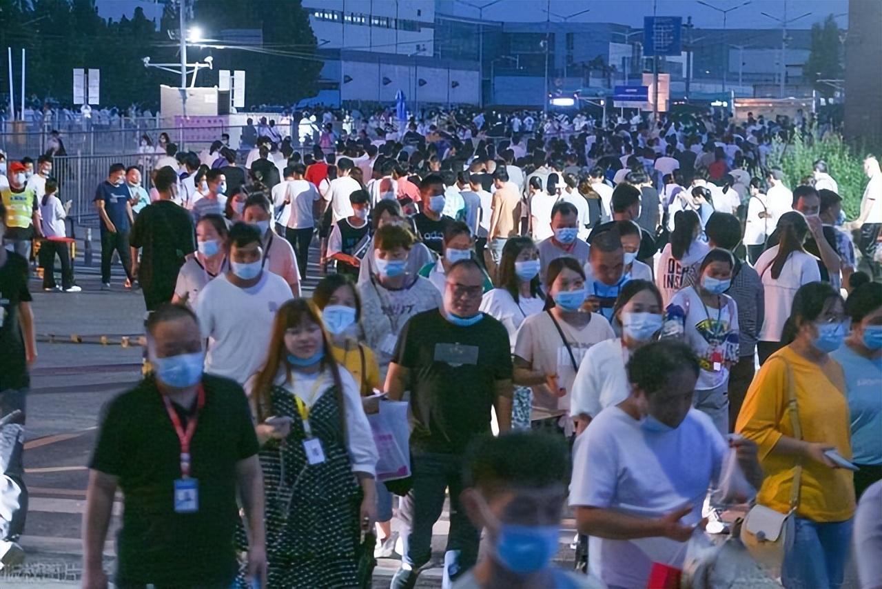 郑州富士康726事件，员工抗议背后的深层原因与影响分析
