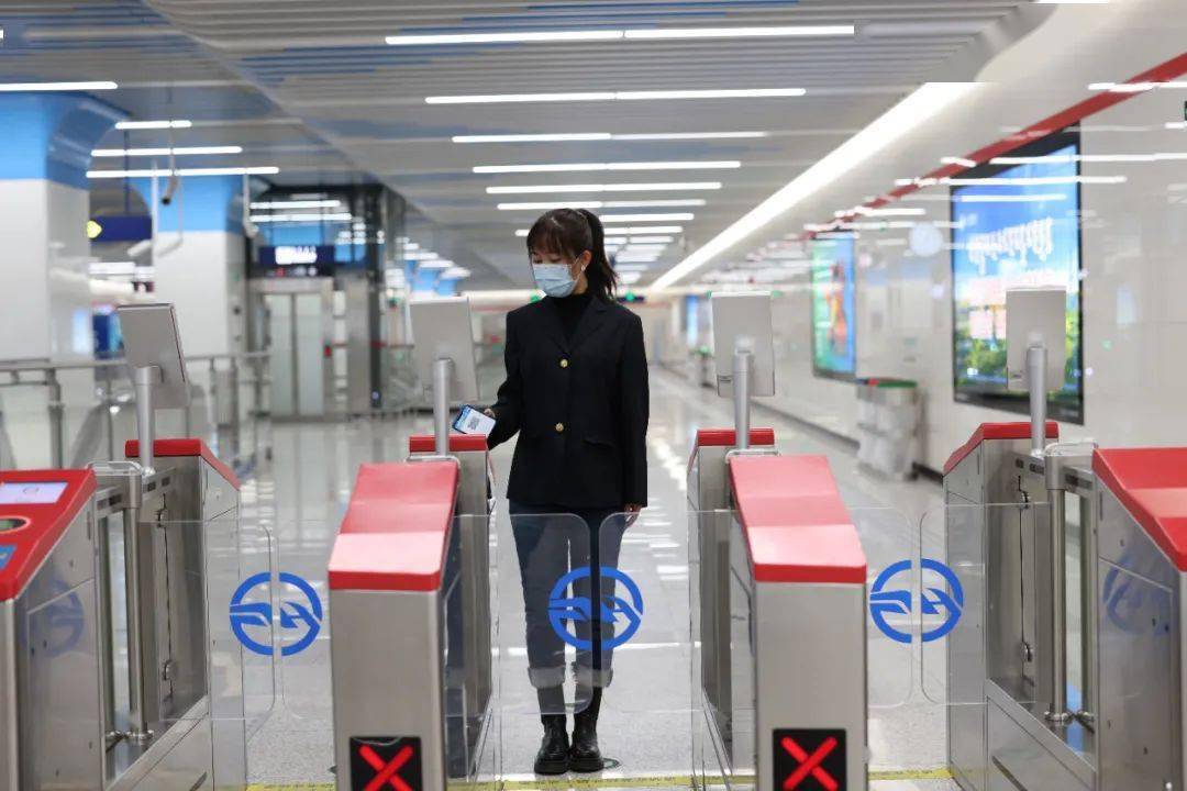 长春地铁2号线，疫情期间戴口罩出行的安全指南