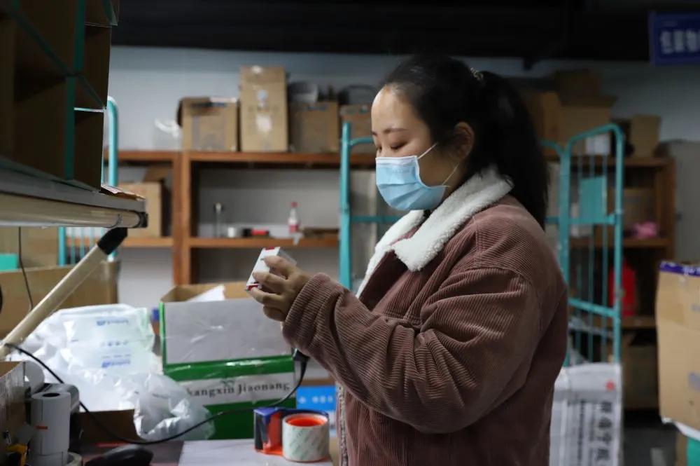 「疫情下的重庆小哥，一段视频背后的城市温度与人间烟火」
