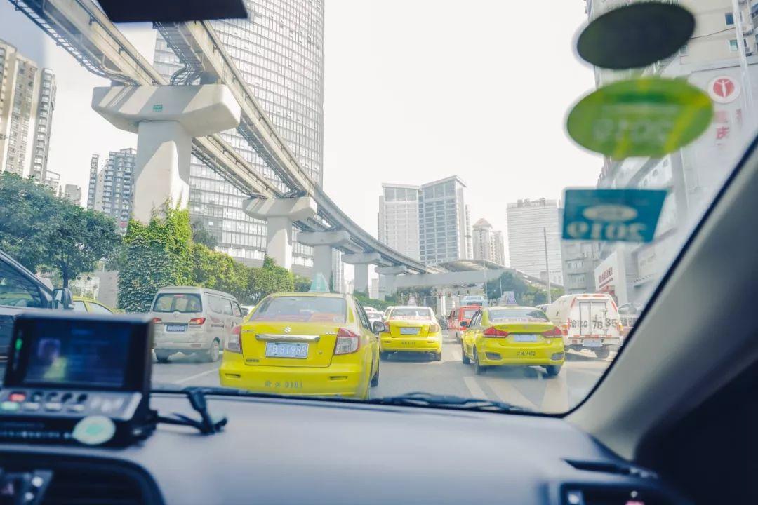 「疫情下的重庆小哥，一段视频背后的城市温度与人间烟火」
