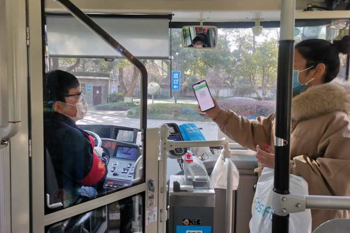 疫情下杭州公交车扫码乘车，北京公交能否通用？一文详解两地扫码乘车差异