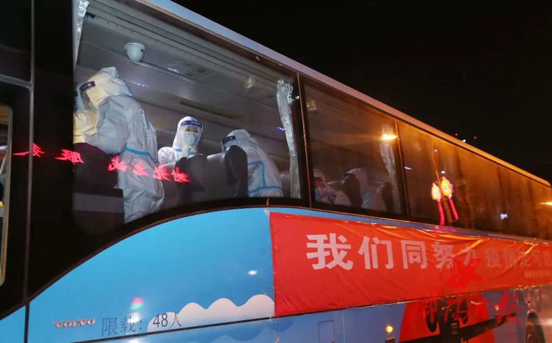 疫情下的西安，白衣战士紧急赶赴灾区的感人瞬间