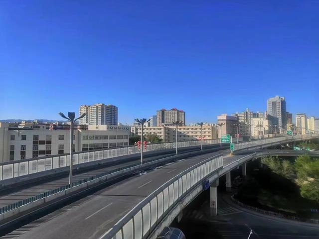 乌鲁木齐疫情封锁，城市静默下的挑战与人性光辉