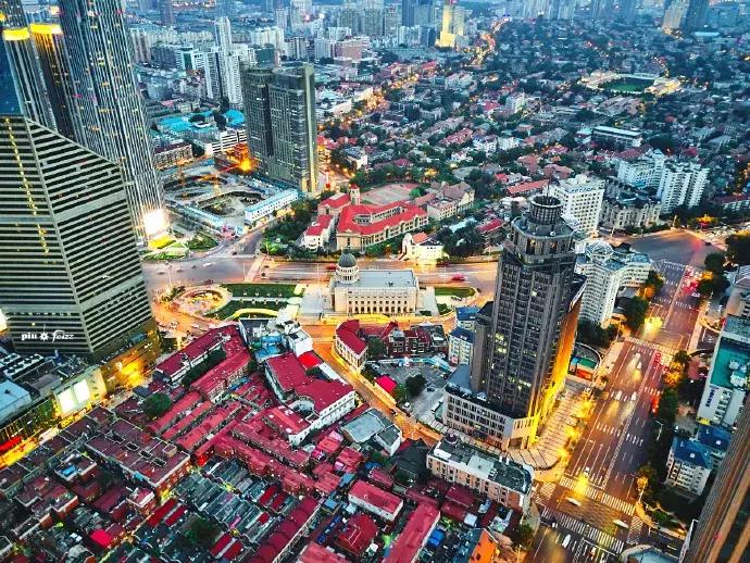 天津南京路突发重大交通事故，多车连环相撞致交通瘫痪