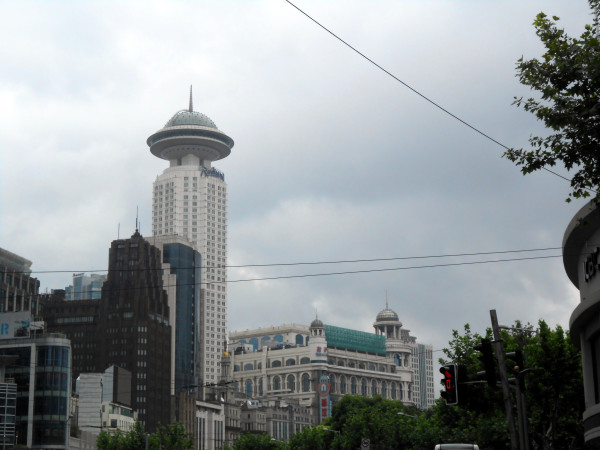 台北南京路，一条承载历史与现代交融的繁华街道