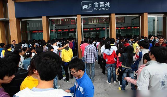 石家庄放假大学生因疫情被困街头，一场突如其来的城市漂泊