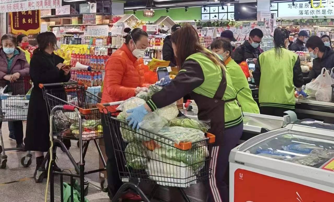 沈阳疫情下的超市，生活物资保障与市民应对策略