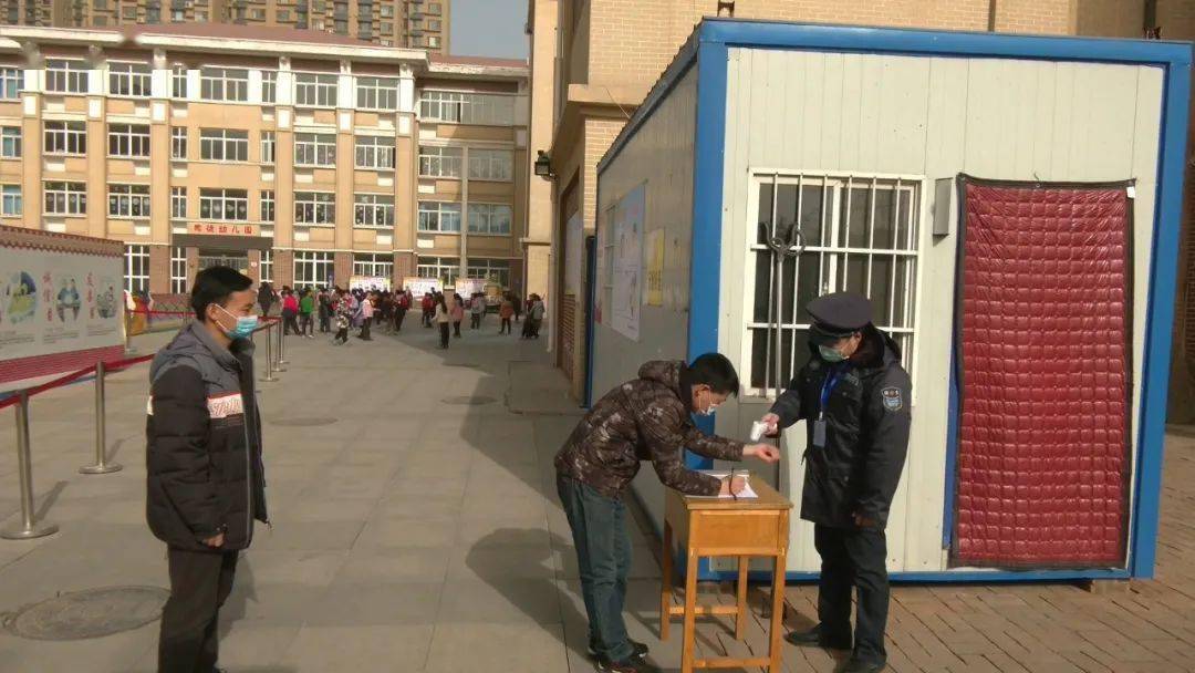 沈阳某小区突发疫情，防控措施全面升级，居民生活井然有序