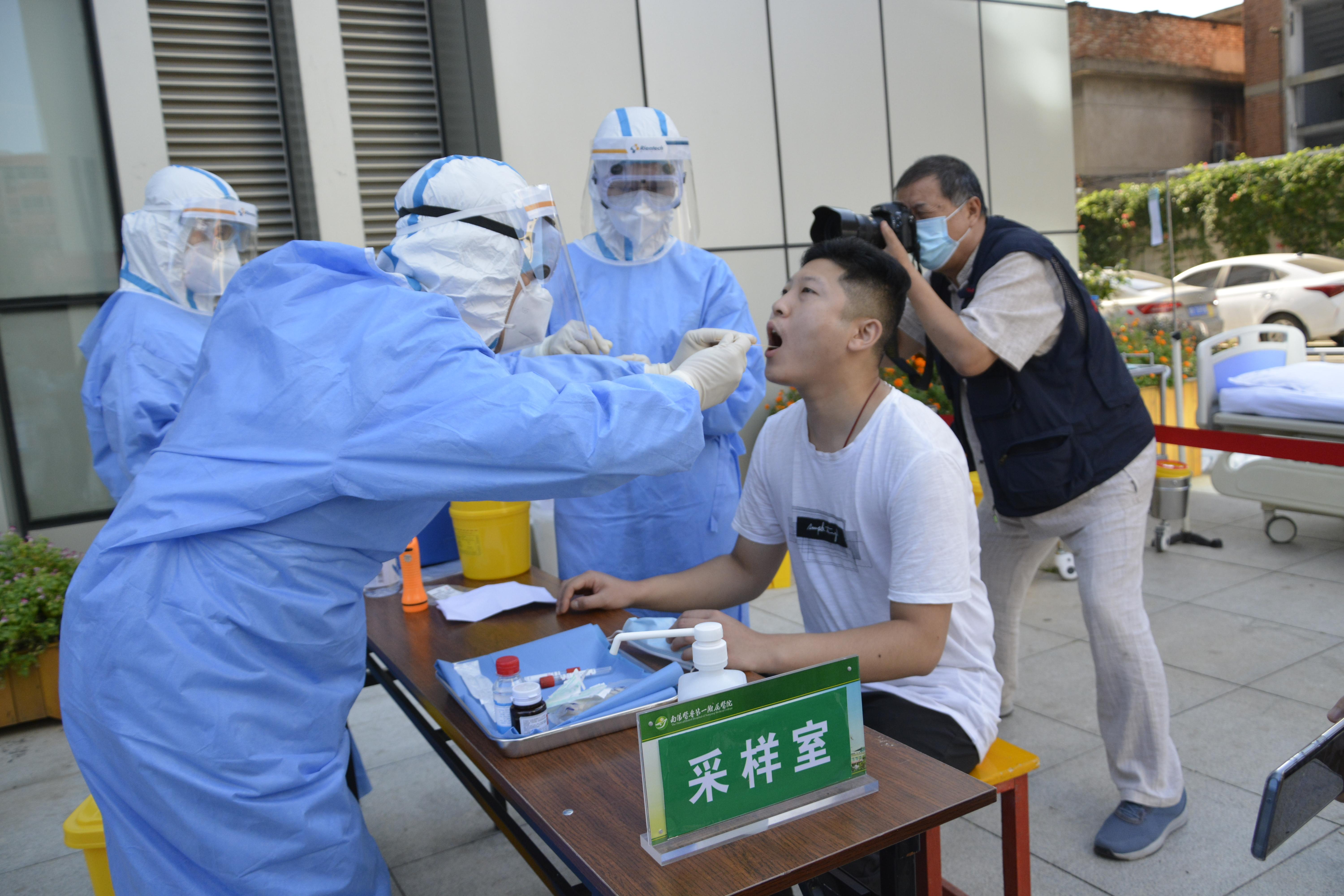 上海新冠疫情最新动态与成都防控措施对比分析