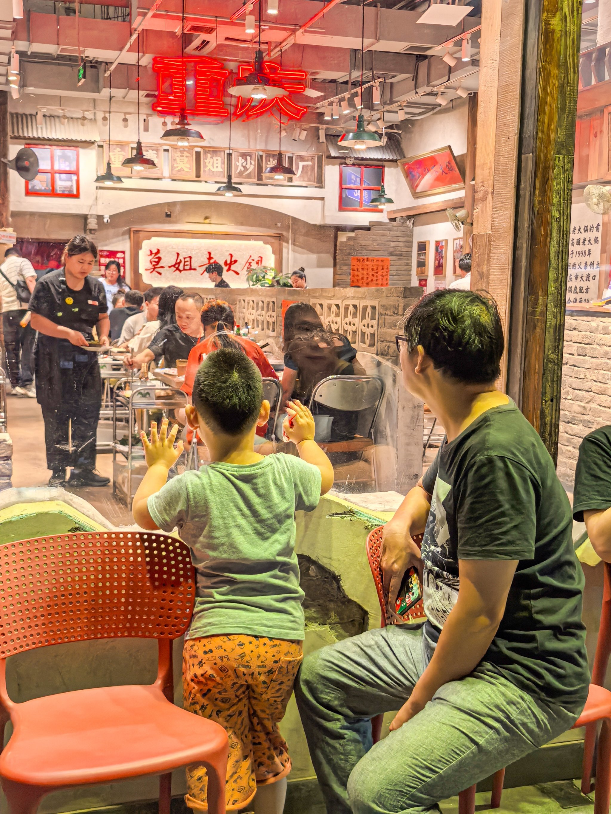 上海必吃这家重庆火锅店凭什么火遍全网？揭秘排队3小时的秘密！