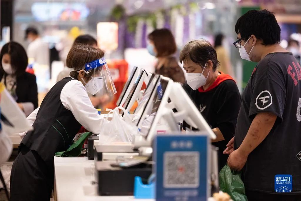 上海疫情暴发，防控措施、社会影响与未来展望