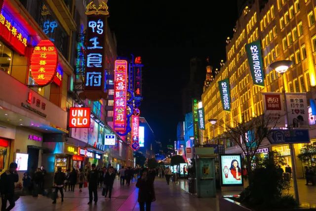 陕西南路与南京西路，上海两条传奇街道的交汇与魅力